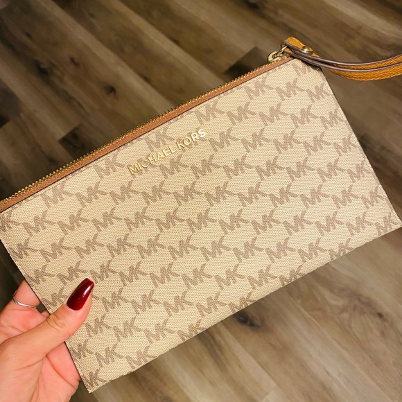 Michael Kors Jet Set Large Zip Clutch Wristlet - Picture 2 of 4